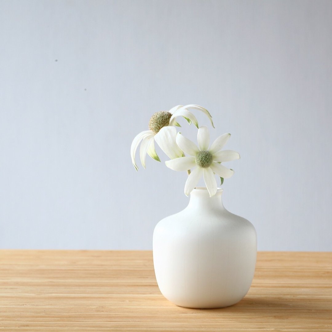 Small white pottery flower vase, square shape - 花瓶/陶器 - 瓷 白色