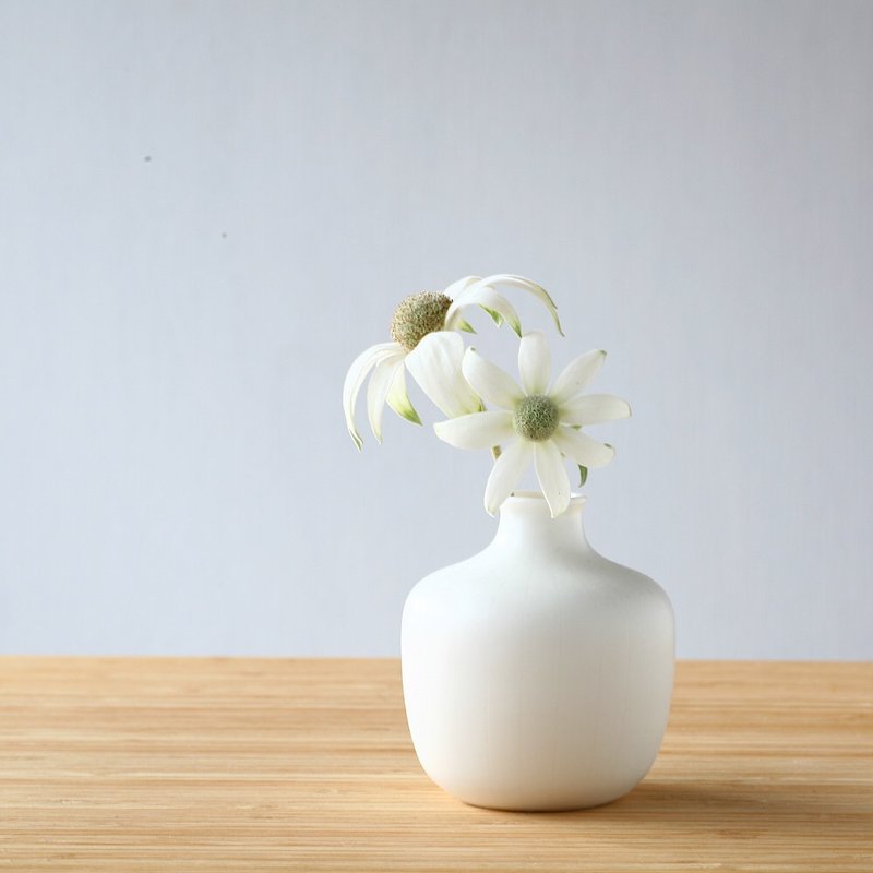Small white pottery flower vase, square shape - 花瓶/陶器 - 瓷 白色