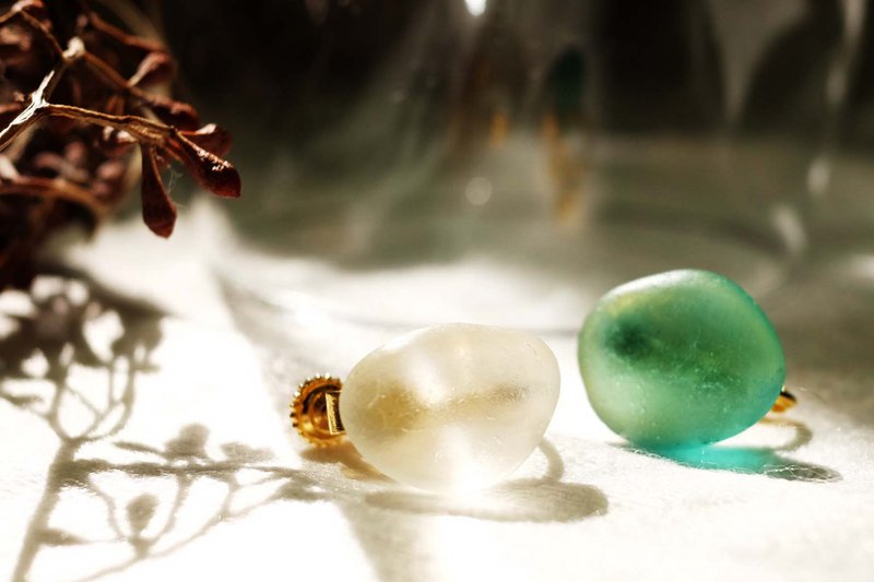 海宝-海玻璃耳环。金色螺旋耳夹。大海的礼物大海的礼物大海大海 - 耳环/耳夹 - 玻璃 蓝色