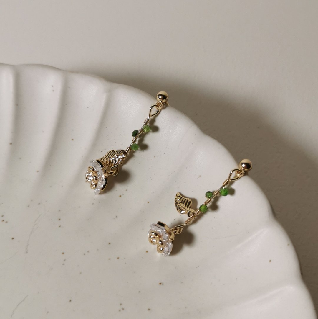 【Veverka】嫩芽 - 透辉石 耳环 饰品 天然石 天然矿石 叶子 - 耳环/耳夹 - 半宝石 绿色