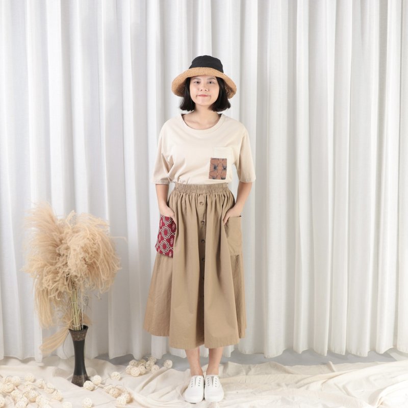 Amoha 非洲图腾故事口袋-木扣松紧皱折A字长裙(卡其) - 裙子 - 棉．麻 卡其色