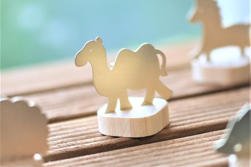 Brass Brooch - Camel - 胸针 - 铜/黄铜 金色