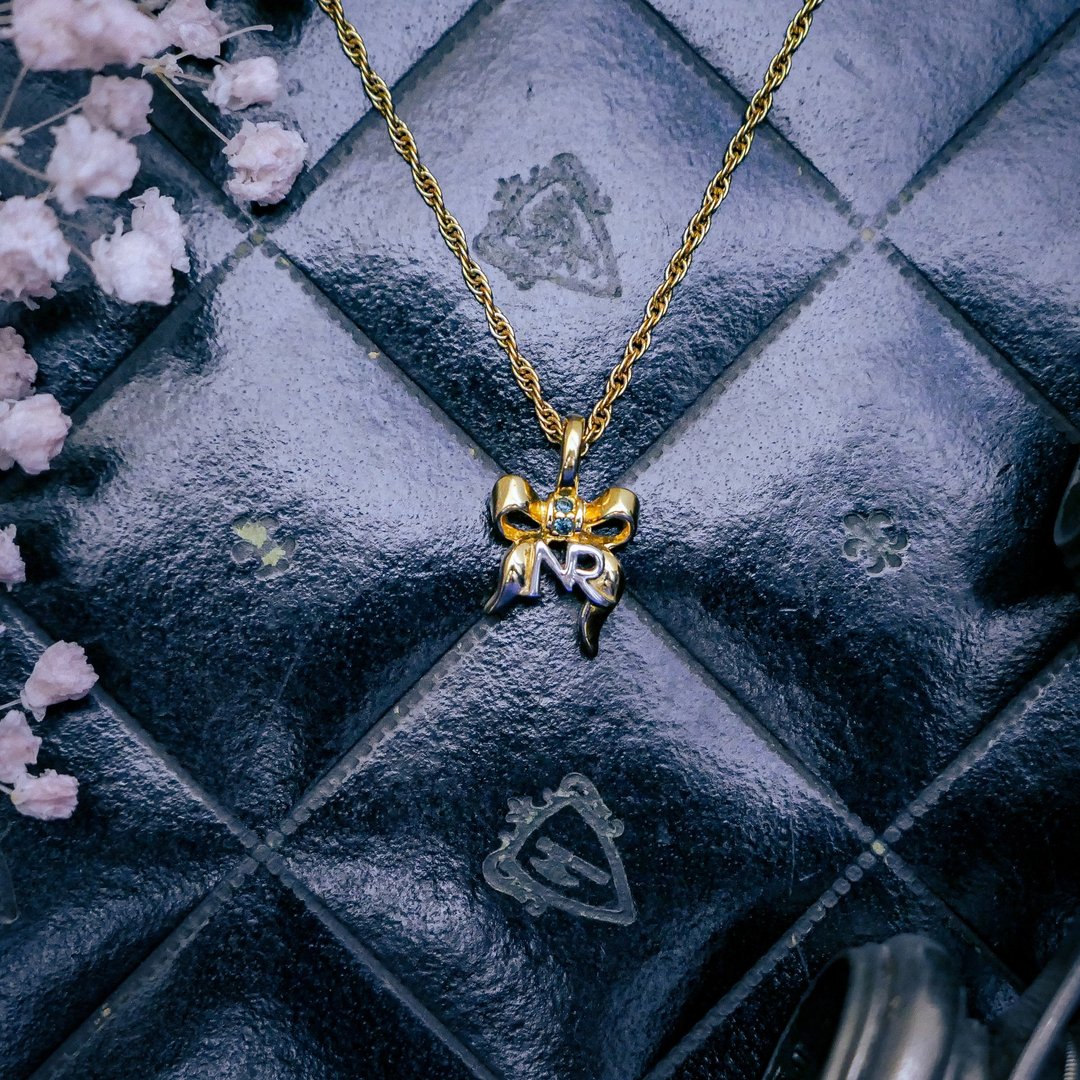 Nina Ricci 缎带蝴蝶结字母项链－欧美古董首饰 Vintage Jewelry - 项链 - 其他金属 
