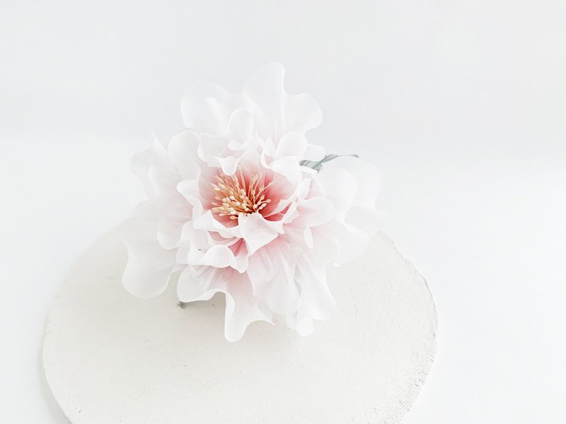 Corsage: Peony. Size M. silk. - 胸针 - 丝．绢 白色