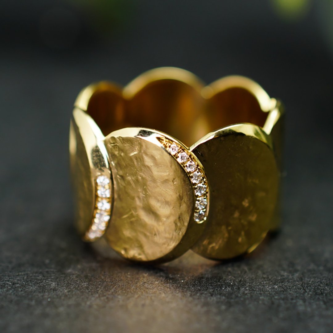 【峦月】CJ Design 18K金镶嵌钻石 手工锤纹 中性 小众戒指 定制 - 戒指 - 钻石 金色