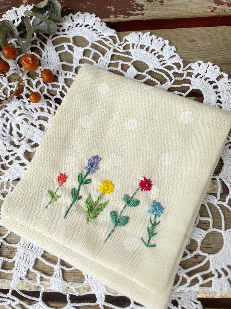 【好日手作】漫步小花园/日本二纱刺绣面纸/手帕/多用途小手纳袋 - 化妆包/杂物包 - 棉．麻 白色