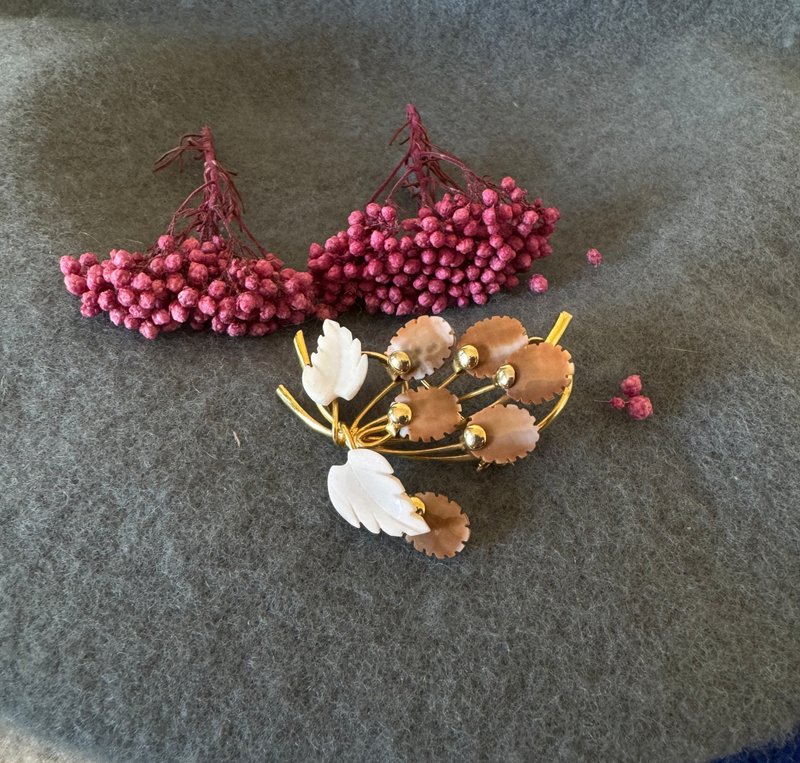 古董Vintage金色贝壳雕花叶片别针胸针 B1494 - 胸针 - 其他材质 金色