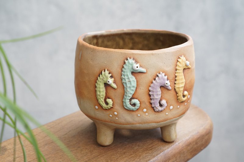 栽种仙人掌、小型植物的盆栽，陶土制成，手工陶瓷，装饰有海马 - 花瓶/陶器 - 陶 多色