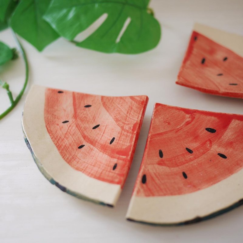 Small plate of cut watermelon [red] - 浅碟/小碟子 - 陶 红色