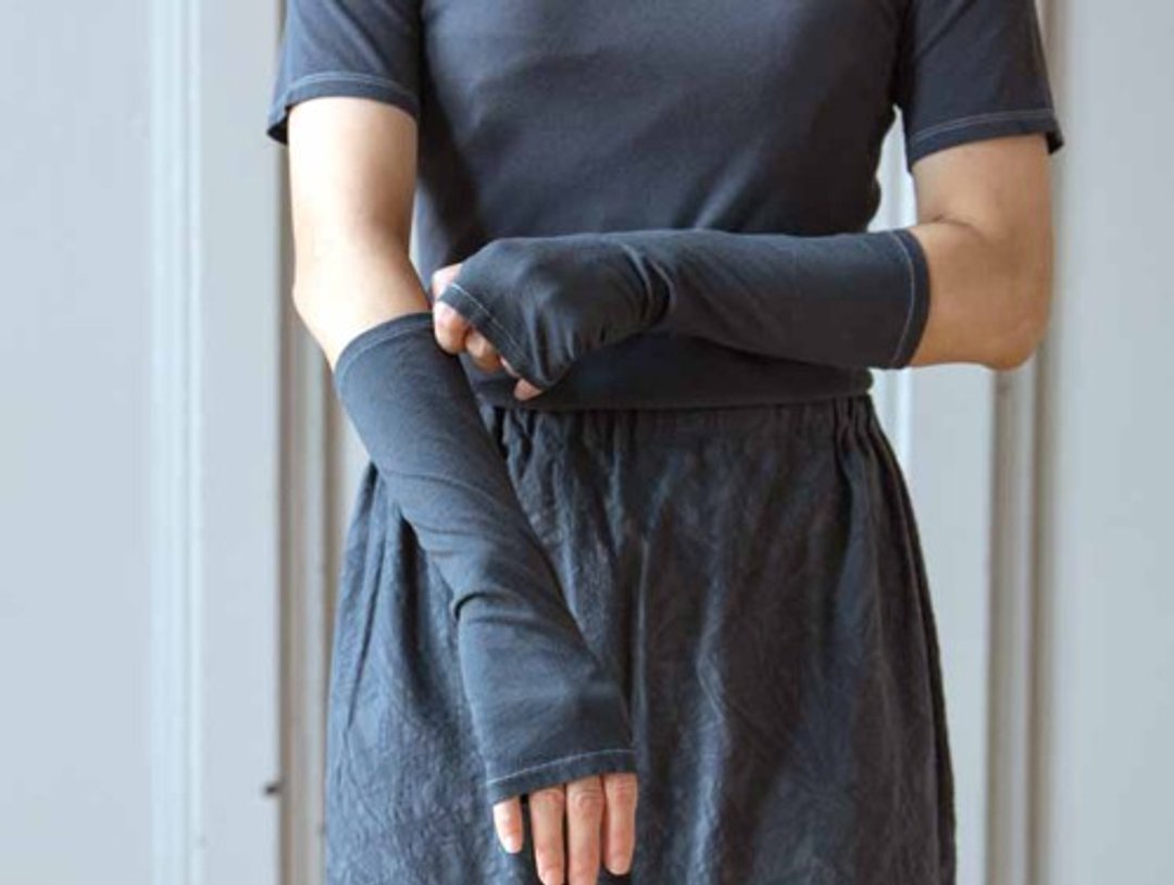 Organic cotton awning arm cover [thin knitted fabric, botanical dye/sakaki leaf]] - 其他 - 棉．麻 