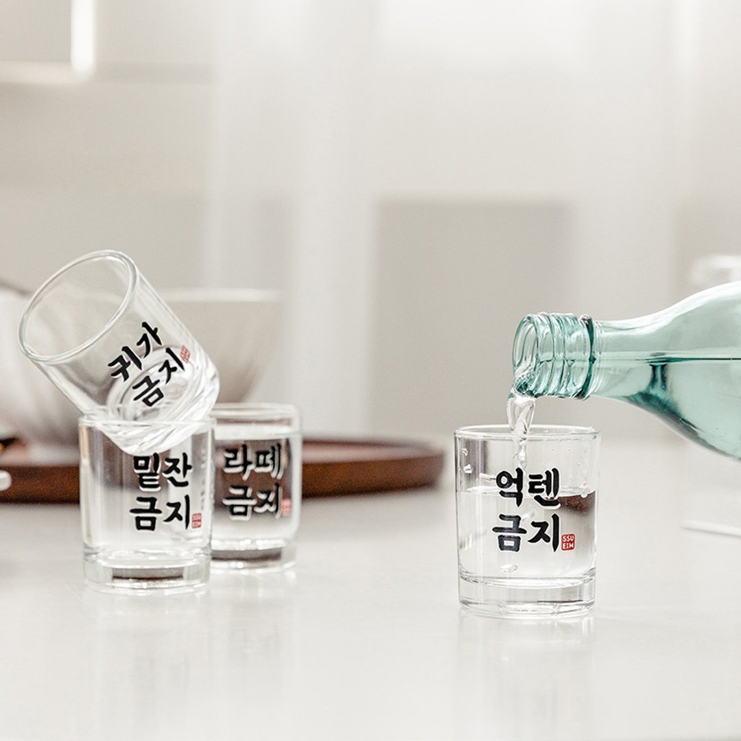韩国SSUEIM 经典文字款玻璃烧酒杯4件组60ml - 酒杯/酒器 - 玻璃 白色