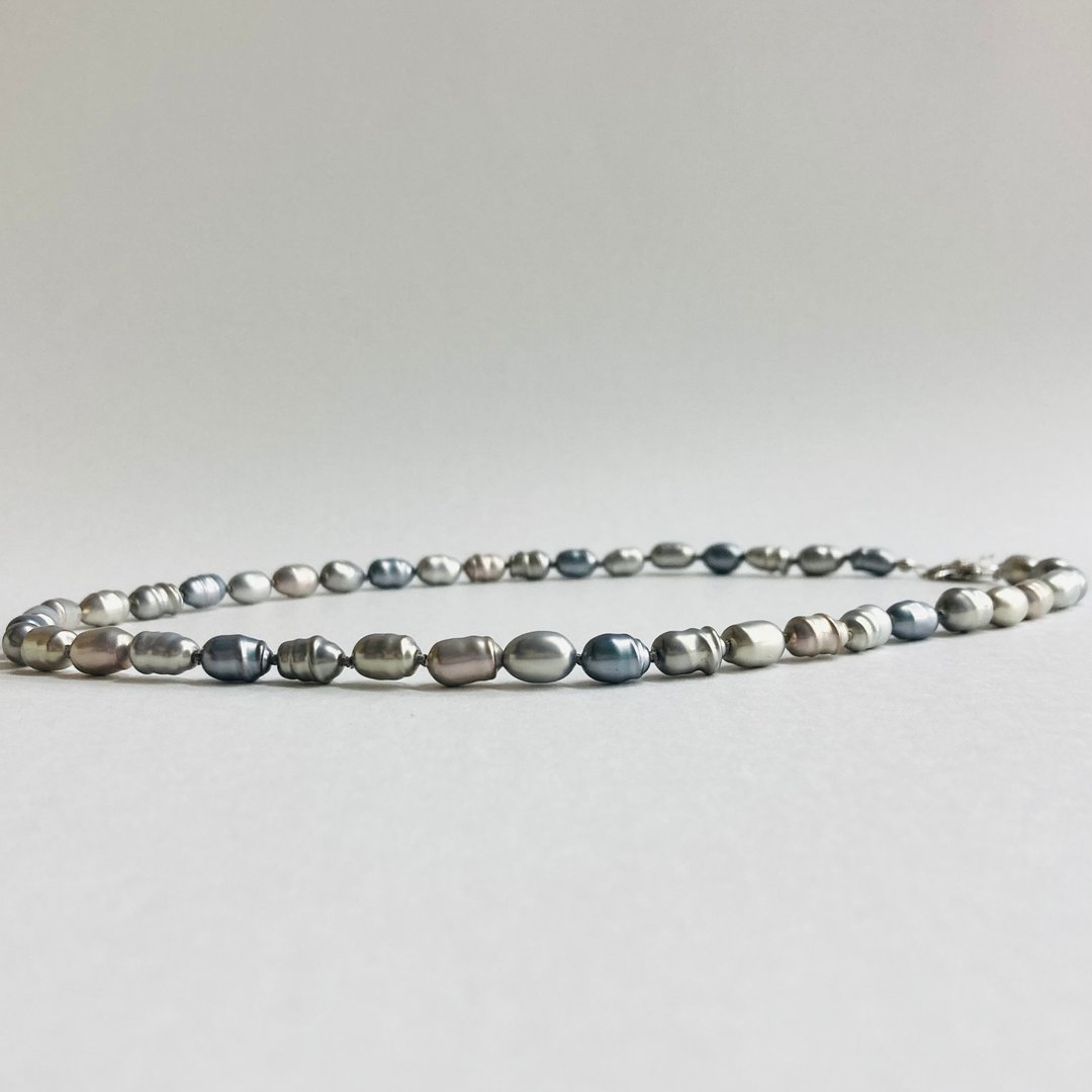 仿巴洛克玻璃珍珠mix・全珠结・中型项链／约6x10mm・全长约50cm／粉彩色系灰／日本制 - 项链 - 玻璃 灰色
