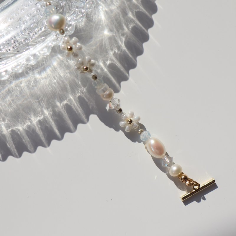 y2k 冰雪精灵串珠花花手链 串珠饰品 淡水珍珠 - 手链/手环 - 塑料 白色