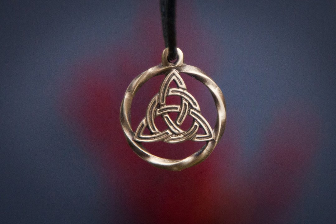 Triquetra 标志形状的维京风格青铜吊坠。 三重结标志形式的项链 - 项链 - 其他材质 橘色