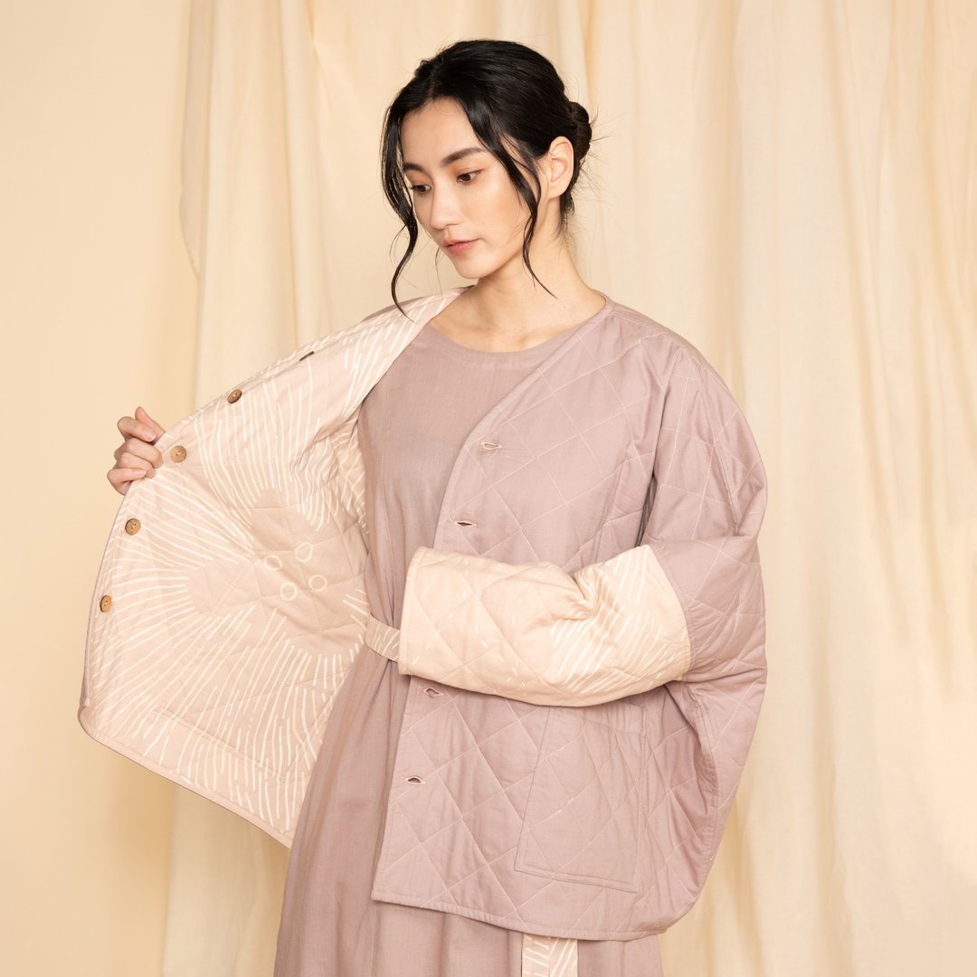 屿光潮影绗缝外套_珊映 - 女装休闲/机能外套 - 棉 粉红色