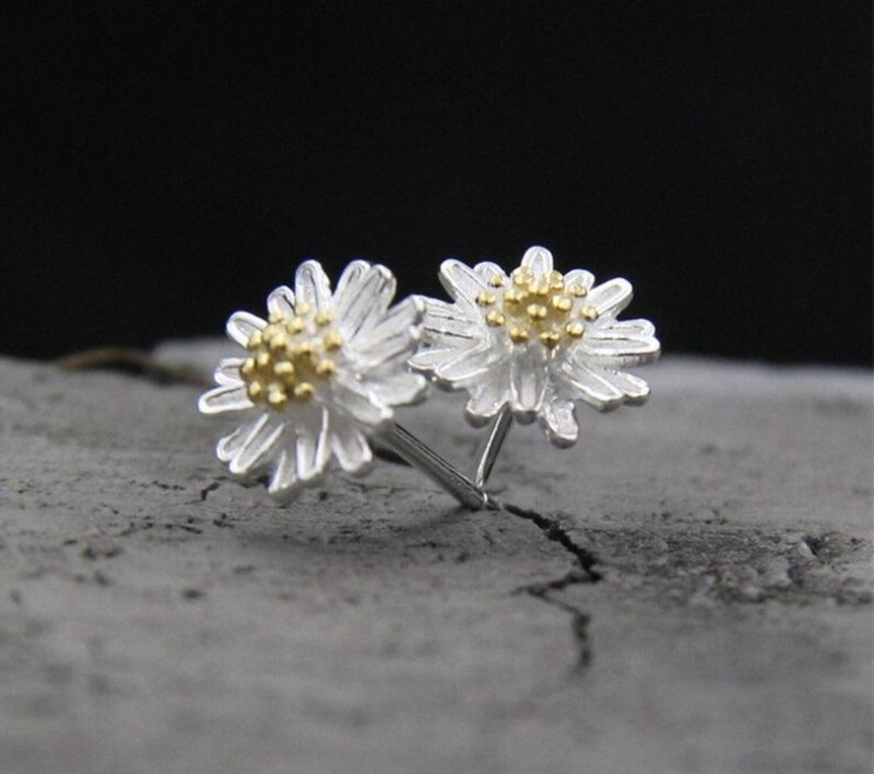 Genuine S925 Sterling Silver Daisy Flower Studs Earrings for Women Handmade - 耳环/耳夹 - 纯银 银色