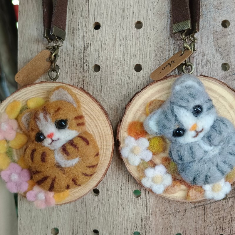 【羊毛毡】森系猫咪吊饰系列 -原木片X压克力彩绘 - 钥匙链/钥匙包 - 羊毛 咖啡色
