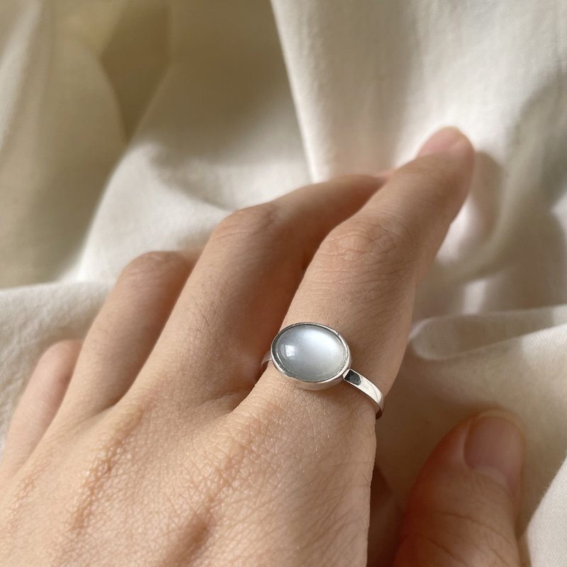 简约耐看的手工银戒 - 白色月光石 / 公制围 9号半 - 戒指 - 纯银 银色