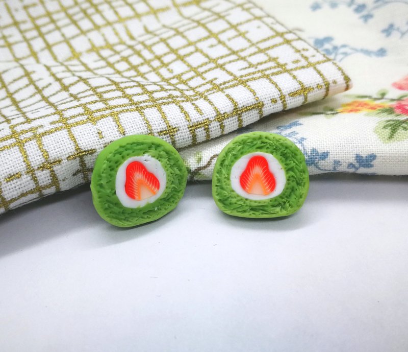 抹茶草莓蛋糕卷耳环   Matcha Strawberry Cake Earring - 耳环/耳夹 - 粘土 