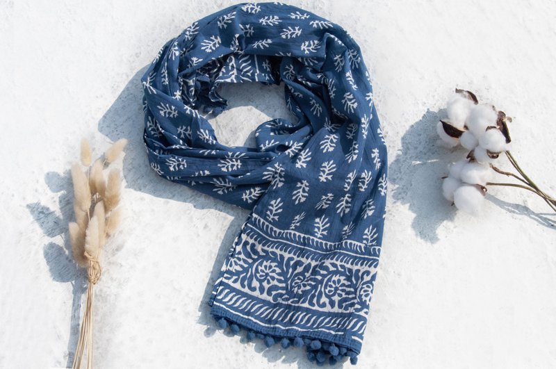 蓝染丝巾/蜡染扎染丝巾/植物染围巾/indigo流苏棉麻丝巾-蓝色叶子 - 丝巾 - 棉．麻 蓝色