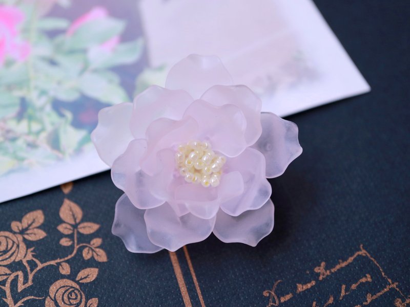 皇家贵族 浅粉色玫瑰胸针 轻量亚克力手工别针 婚礼毕业饰品 - 胸针 - 塑料 粉红色
