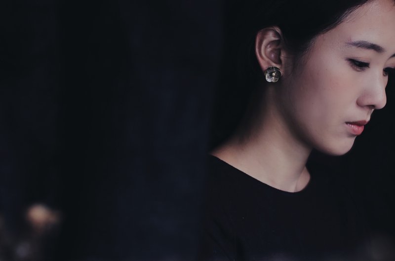 MU 蚀 solar eclipse系列  茶花耳针耳环 - 耳环/耳夹 - 铜/黄铜 金色