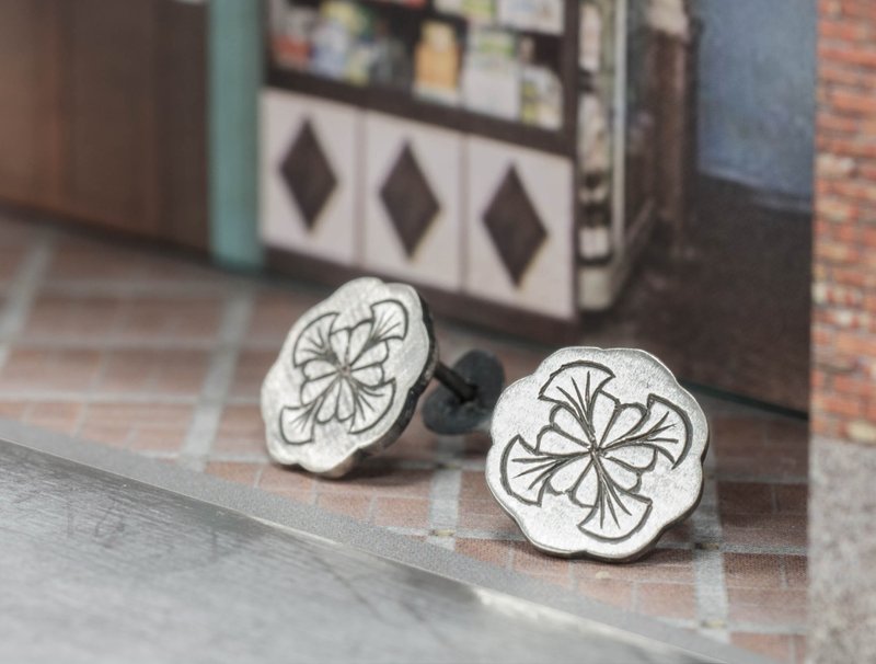 花苞的伸展 耳环 - 耳环/耳夹 - 其他金属 灰色