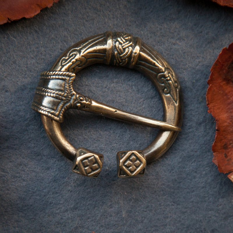 Brooch with ornament. Handmade jewelry. Pagan art. Fibula. Viking Norse replica. - 胸针 - 其他金属 橘色