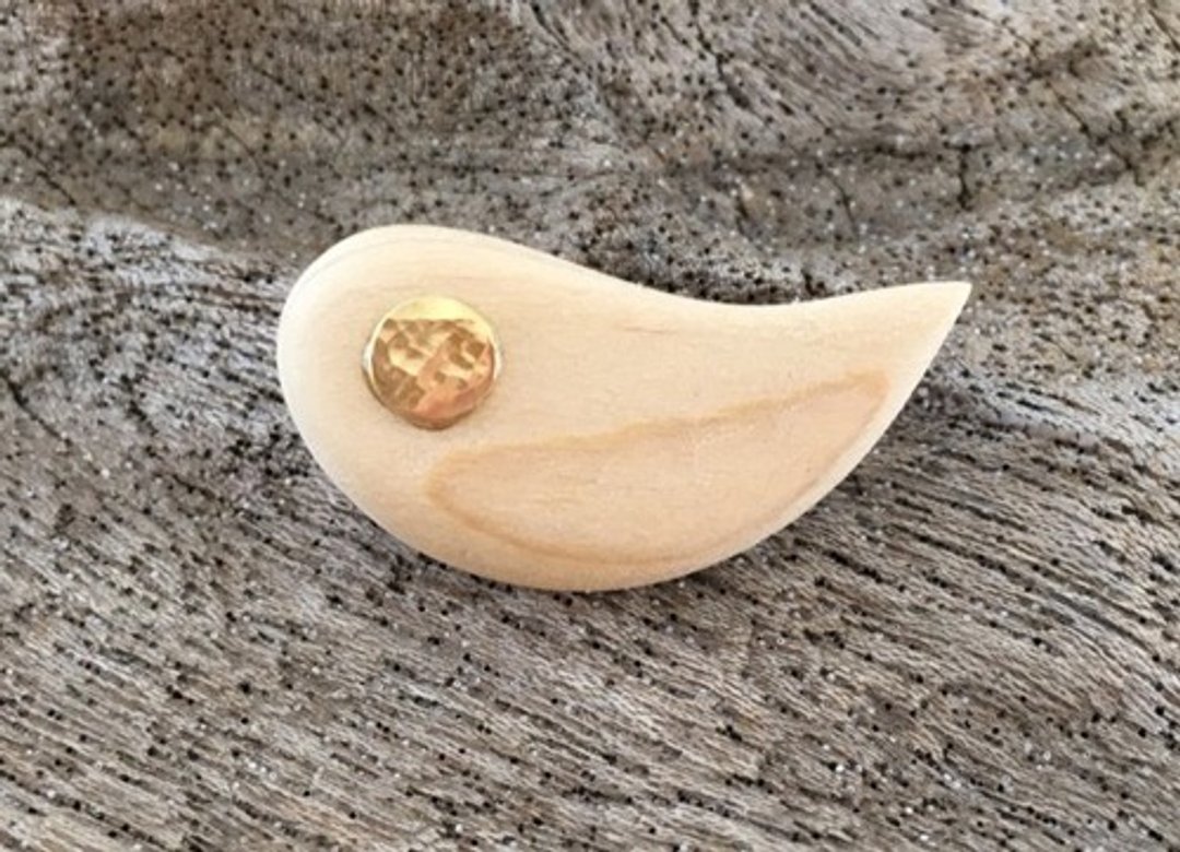 Tamashii [Soul] ◇ Aomori Hiba ◇ Wood / Brass Brooch - 胸针 - 宝石 