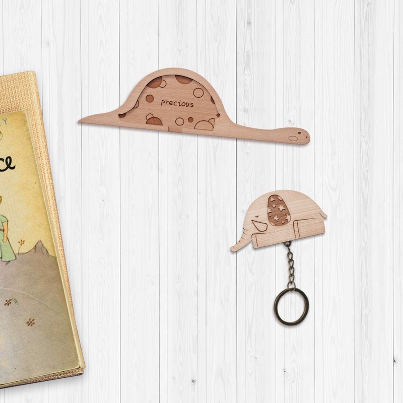 小王子蛇吞象－定制化钥匙圈挂架组 (单入)(免费刻字) - 钥匙链/钥匙包 - 木头 卡其色