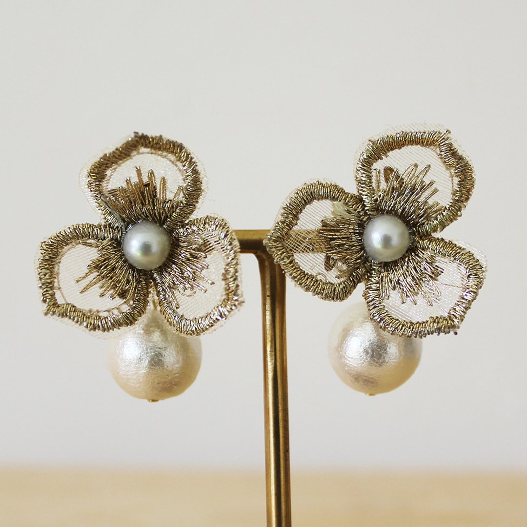 japanese modern lace flower pierce / earrings - 耳环/耳夹 - 其他金属 金色