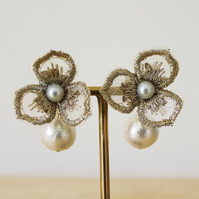japanese modern lace flower pierce / earrings - 耳环/耳夹 - 其他金属 金色