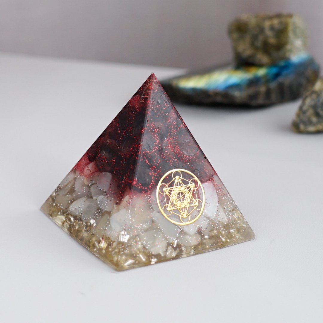 预订【石榴石、月亮石】奥根水晶能量金字塔Orgonite 6x6 cm - 摆饰 - 水晶 多色