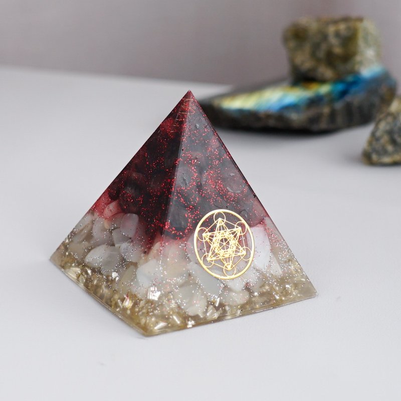 预订【石榴石、月亮石】奥根水晶能量金字塔Orgonite 6x6 cm - 摆饰 - 水晶 多色