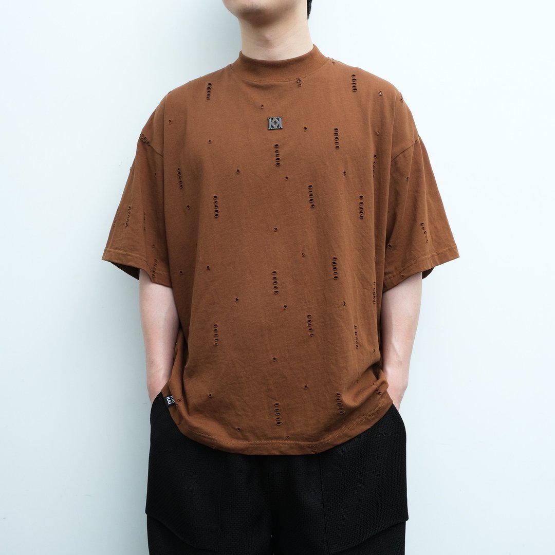 KAIKAI - AEON - 金属标破洞落肩Tee - 男装上衣/T 恤 - 棉 咖啡色
