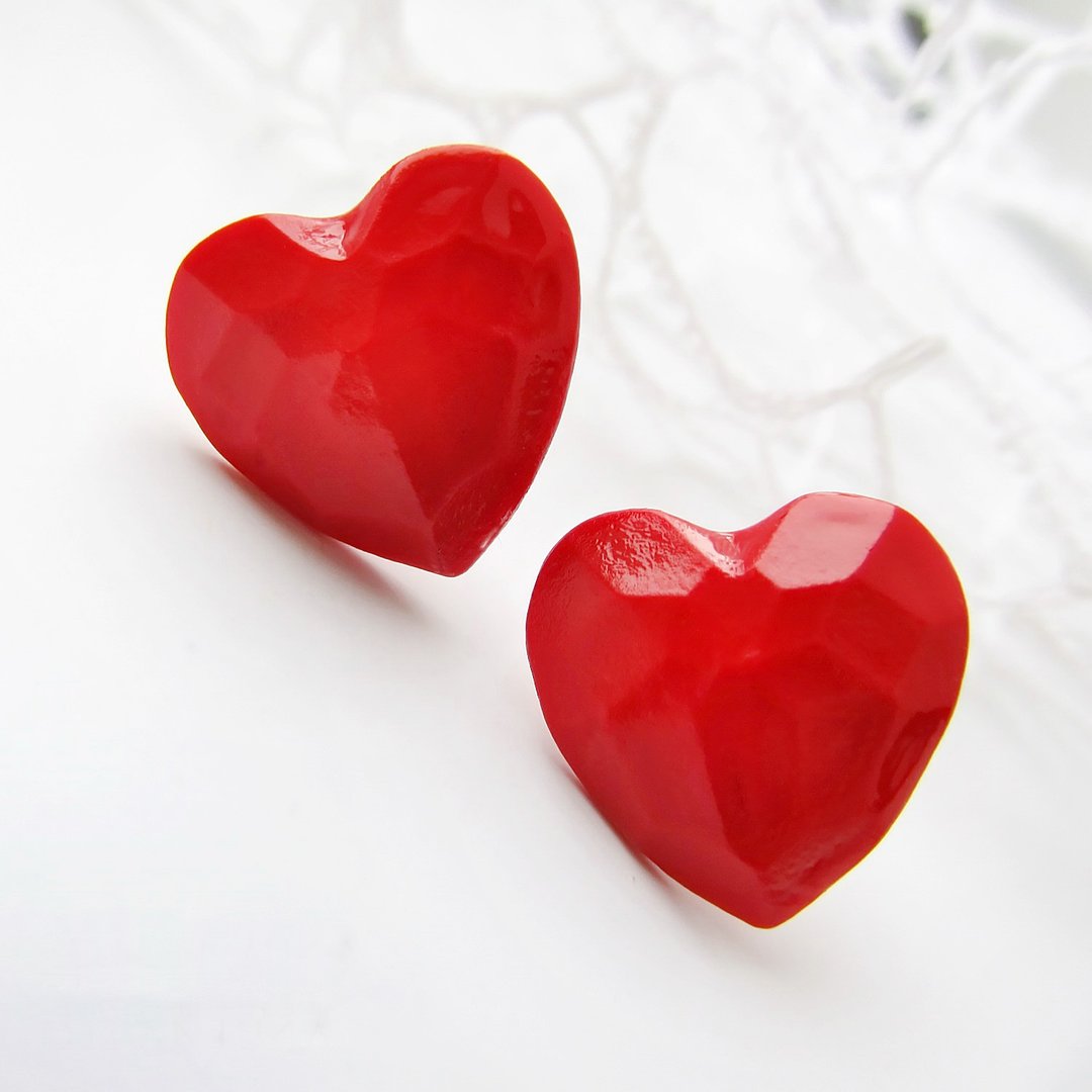 Red Heart Stud Earrings Heart studs Geometric faceted origami heart Small heart - 耳环/耳夹 - 粘土 红色