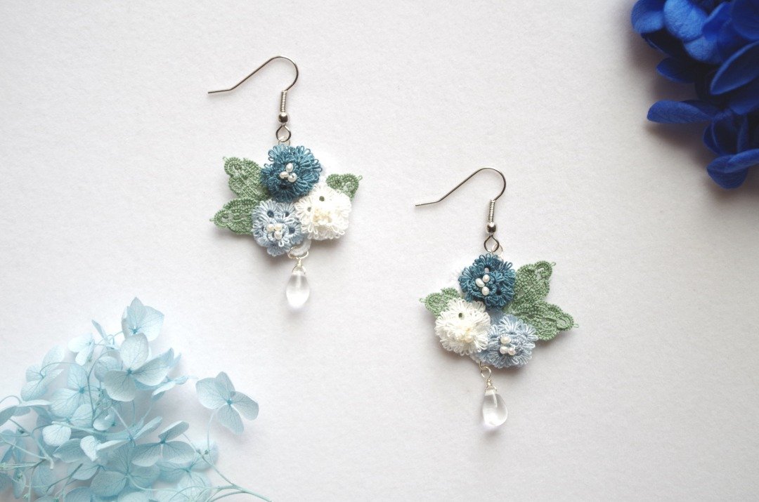 Tatting lace florets and Czech beads earrings Fairy blue - 耳环/耳夹 - 棉 蓝色