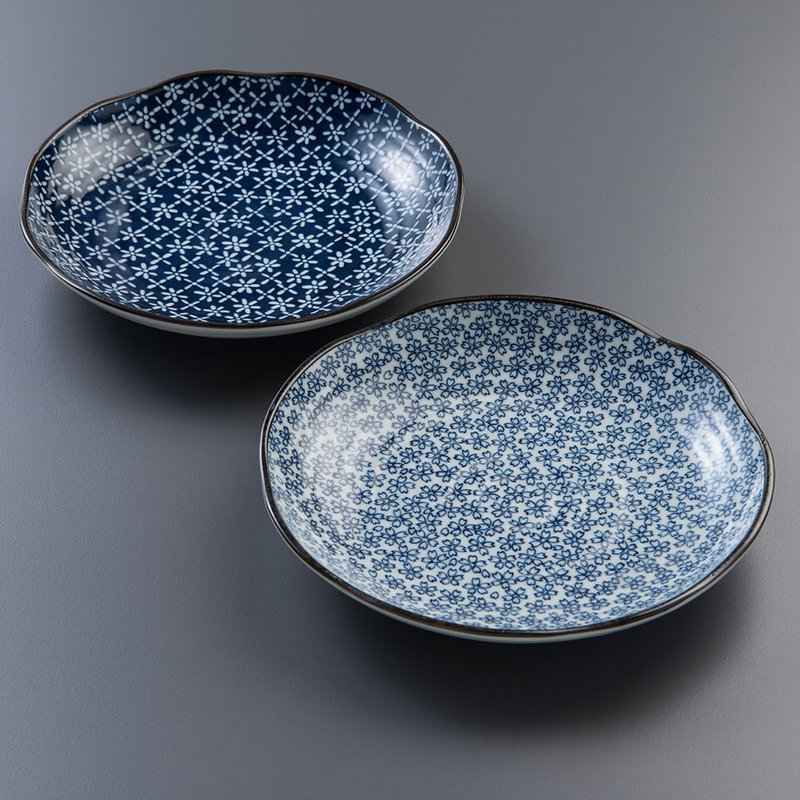 【西海陶器】日本美浓烧 古典菊造型大圆盘 (2件式) - 礼盒组 - 盘子/餐盘/盘架 - 其他材质 多色