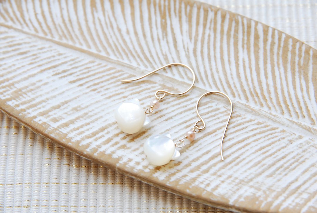 White cat earrings White butterfly shell 14kgf - 耳环/耳夹 - 贝壳 白色