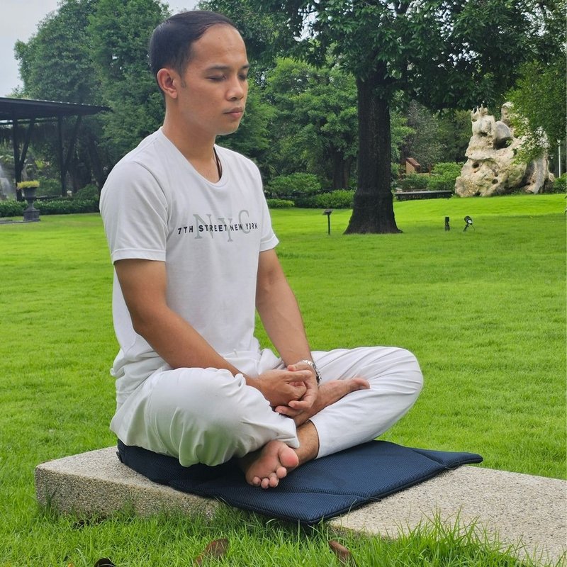 ZenComfort冥想坐垫，100%泰国橡胶，三角形，高品质，减少背部疼痛，坐感舒适。 - 其他 - 乳胶 白色