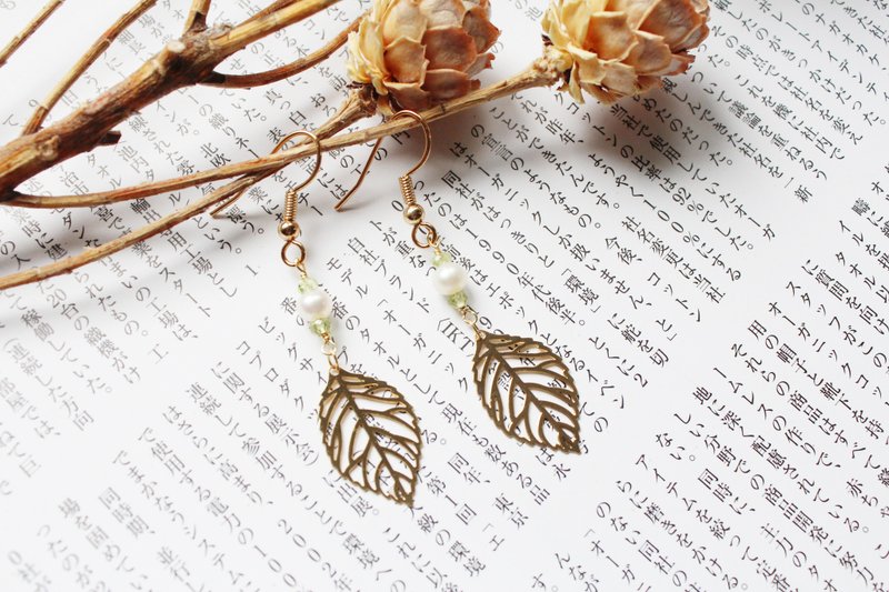 8月诞生石-Peridot橄榄石花叶系列垂钓耳环（可改夹式） - 耳环/耳夹 - 宝石 绿色