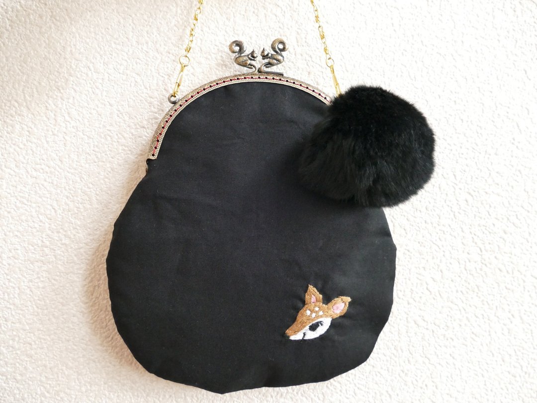 Embroidered shoulder embroidery with Bambi fur print fur charm - 侧背包/斜挎包 - 棉 黑色