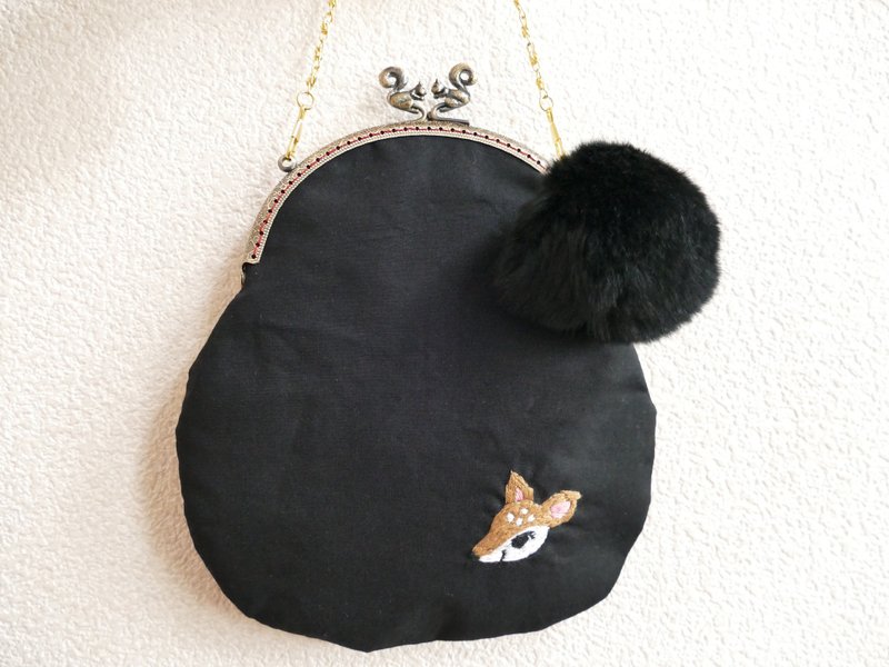 Embroidered shoulder embroidery with Bambi fur print fur charm - 侧背包/斜挎包 - 棉．麻 黑色