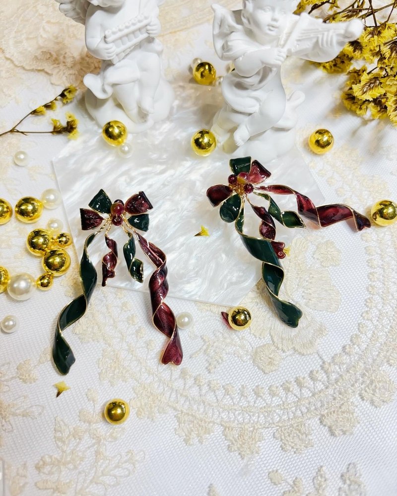 圣诞花环 红绿交织  日本树脂耳环 - 耳环/耳夹 - 树脂 绿色