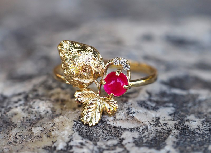 14 kt  gold ring with ruby and diamonds. Strawberry gold ring. - 戒指 - 贵金属 金色