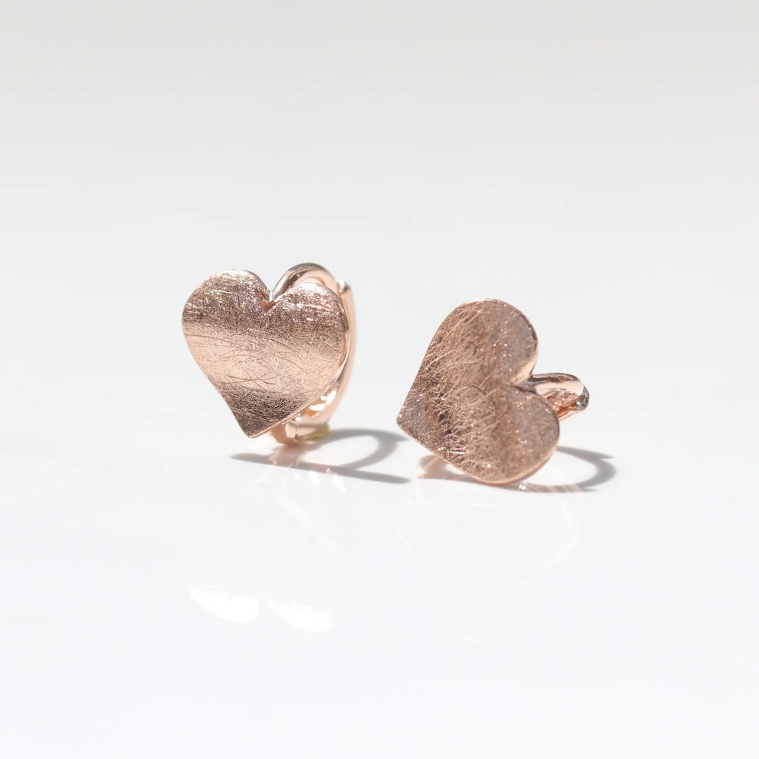 14K 复古拉丝纹爱心耳扣耳环 (内径 6.5 mm)洗澡免摘  碰水不褪色 - 耳环/耳夹 - 贵金属 金色