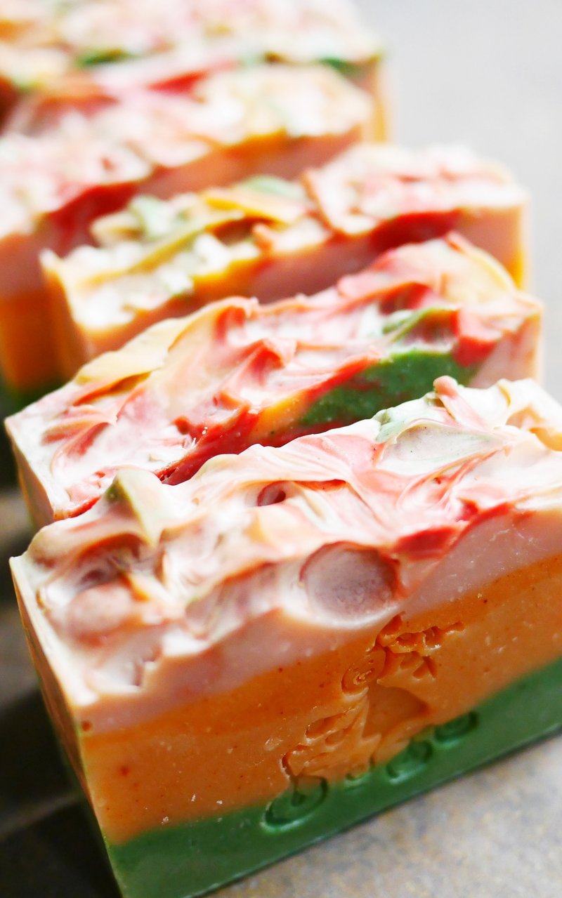 爆炸头小孩-handmade soap 安息香精油皂‘皂。手工皂せっけん’石鹸 - 沐浴用品 - 纸 红色