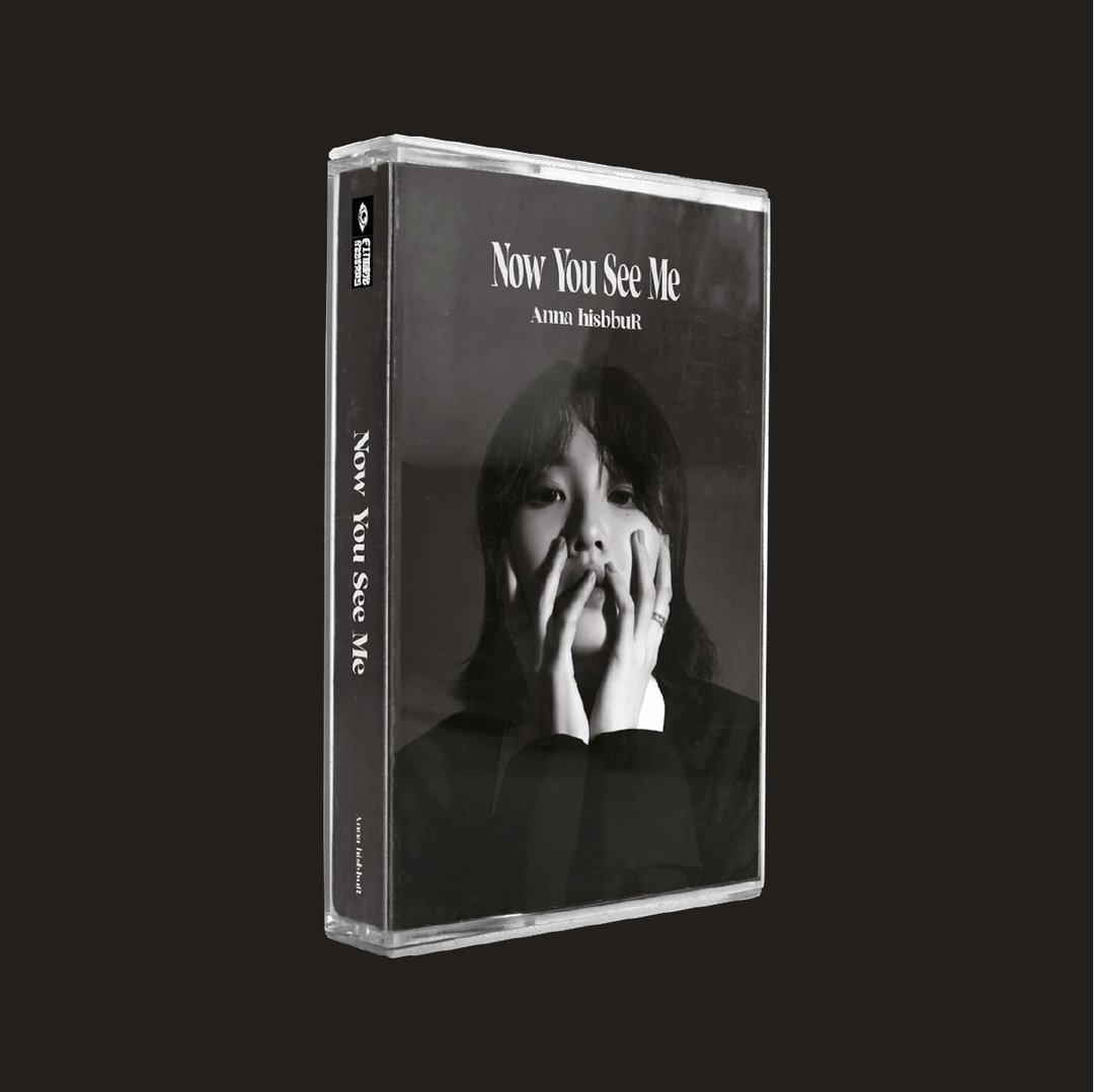 Anna hisbbuR - Now You See Me 卡式带实体专辑 | 16 首歌曲 - 音乐专辑 - 塑料 黑色