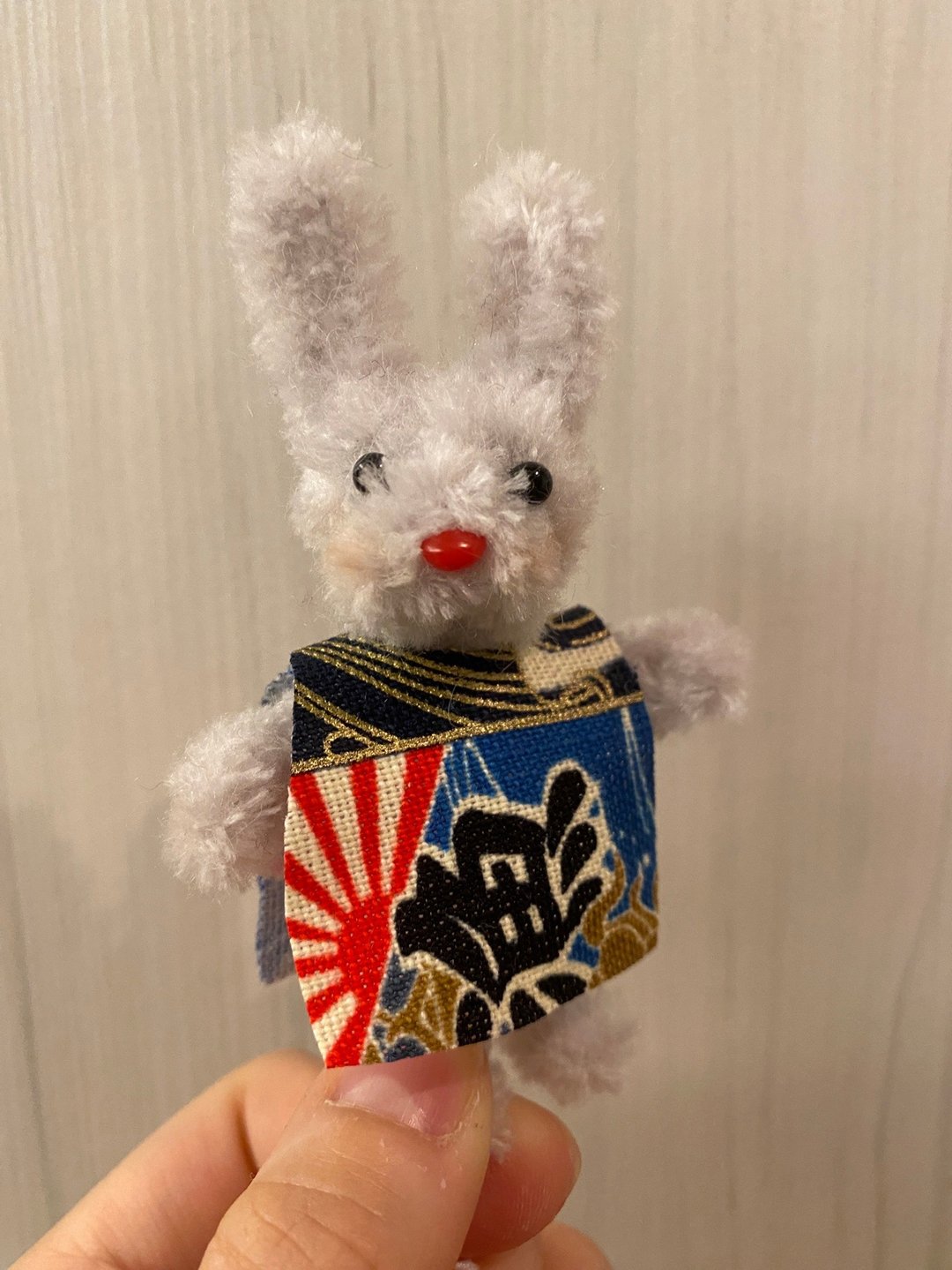 夏季大渔背心三胞胎白兔站着10cm-毛根扭扭棒手作/娃娃宠物玩偶 - 玩偶/公仔 - 其他材质 白色