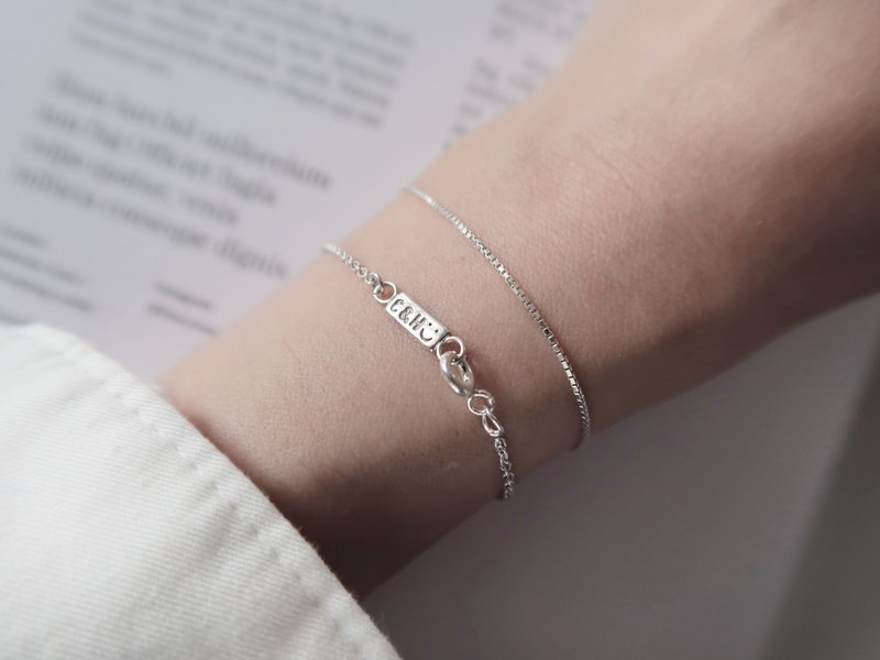 【定制化礼物】925纯银 迷你长方银牌 定制化刻字 手链 - 手链/手环 - 纯银 白色